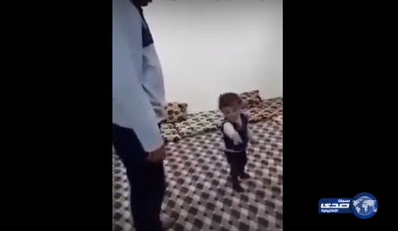 بالفيديو.. طفل يجبر والده على الصلاة
