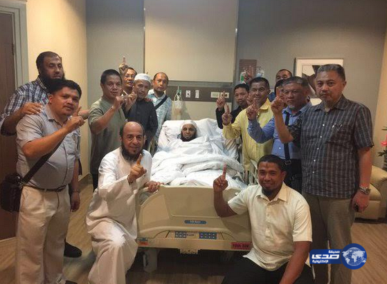 الشيخ عائض القرني ينشر صورة له من داخل المستشفى في مانيلا