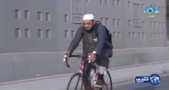 بالفيديو: أستاذ بجامعة الملك عبدالعزيز يثير جدل المغردين بدراجته