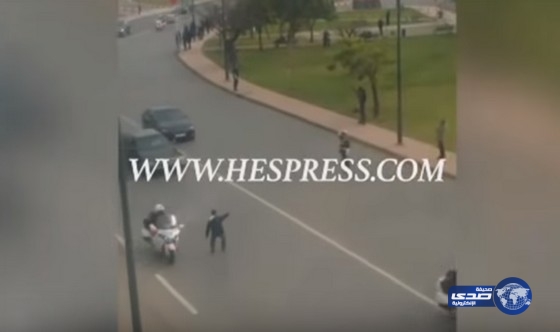 بالفيديو.. شاب يعترض سيارة ملك المغرب