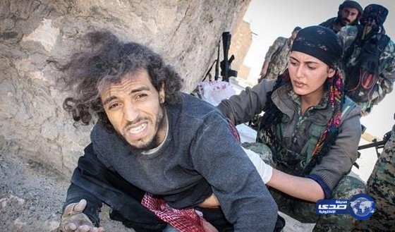 بالفيديو.. كردية تعالج أحد مقاتلي «داعش» في الرقة