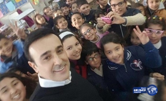 صابر الرباعي يلتقط سيلفي مع طلاب مدرسته القديمه..