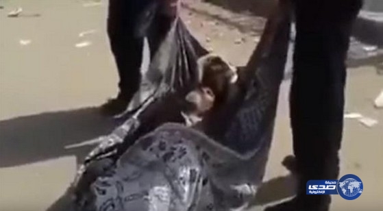 بالفيديو.. لحظة إلقاء مريض مسن خارج مستشفى!