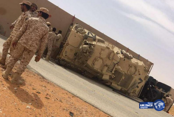 بالصور: انقلاب عربة نقل عسكرية تابعة للحرس الوطني تحمل مدرعتين