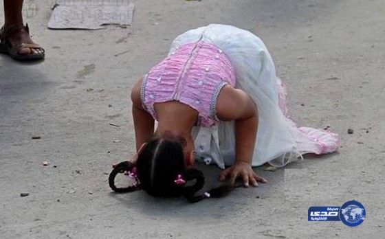 طفلة يمنية تشعل مواقع التواصل بسجدة شكر لله بعد فك الحصار عن تعز