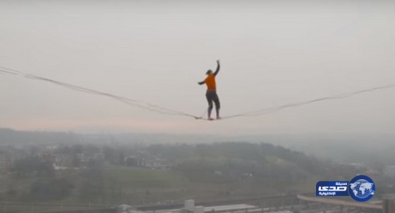 بالفيديو.. فتاة تمشي على الحبل بين برجين في بريطانيا