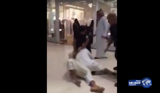 بالفيديو.. «مشاجرة ساخنة» بين شخصين في مركز تجاري بالكويت