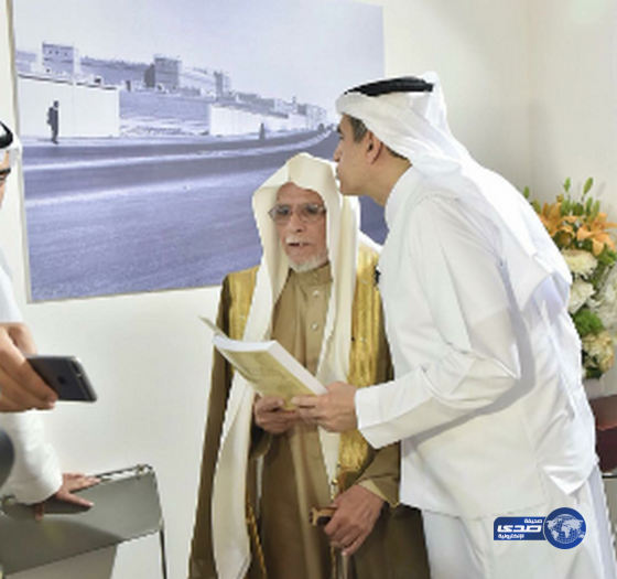 في لفته طريفه عزام الدخيل يرافق معلمه اثناء توقيع كتابه..