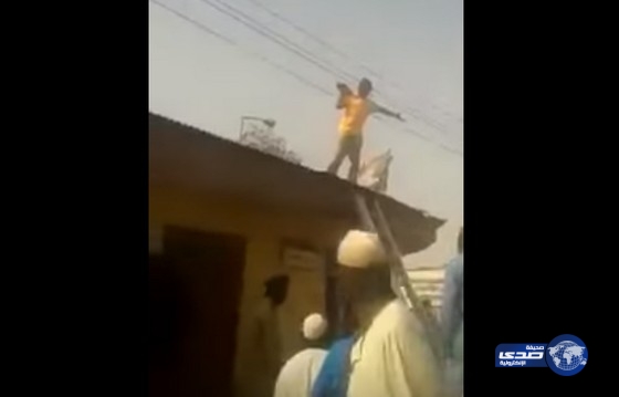 بالفيديو.. شاب سوداني يحاول الانتحار ويتسبب في سقوط رجل أمن