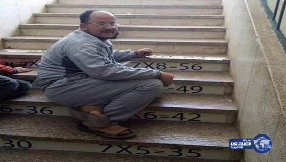بالصور: معلم مصري يستخدم طريقة جديدة لتعليم الطلاب جدول الضرب