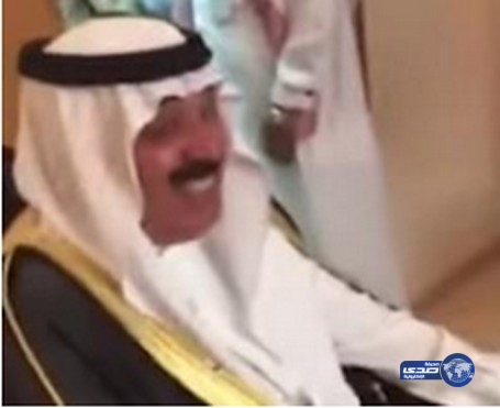 بالفيديو : متعب بن عبدالله يمازح شيخا مسنا عندما علم بزواجه 41 مرة