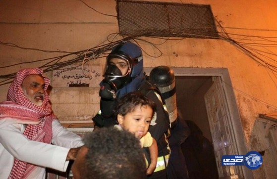 بالصور: مدني مكة ينقذ 36 شخصاً من حريق اندلع في سكن خيري وإصابة 3 بالاختناق