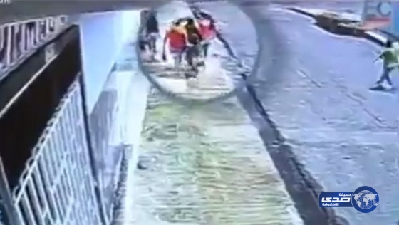 بالفيديو.. رجل ينتقم من زوجته السابقة ويشوه وجهها بماء النار!