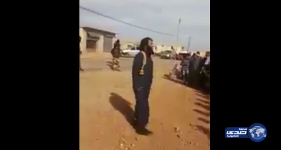 بالفيديو.. داعشي يهدد النساء بالقتل في حال كشفهن لوجوههن