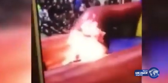 بالفيديو.. «نافث نار» يحرق نفسه أمام 2000 طالب