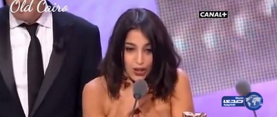 سقوط ملابس الممثلة ليلى بطيش اثناء استلامها جائزة