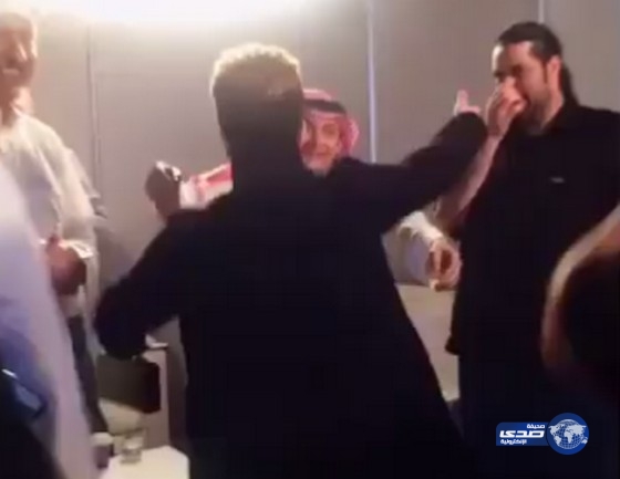 بالفيديو.. عبد المجيد عبد الله يحتضن شمة حمدان ويقبلها