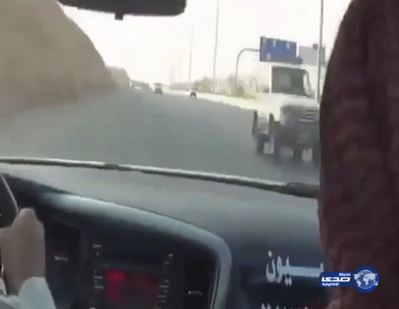 بالفيديو :  درباويان يسيران عكس الطريق بسرعة عالية ويستفزان 3 دوريات أمنية