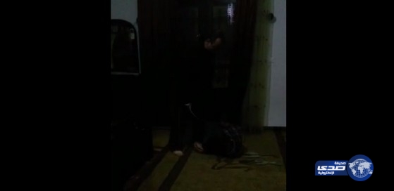 بالفيديو.. مقيم مصري يقلد &#8220;العم معيض&#8221; ويعاقب إبنه طمعاً في وجبة عشاء