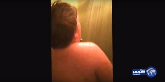 بالفيديو: تأخر إبنه بالحمام فوضع له “كاميرا” وهذا ما شاهده !