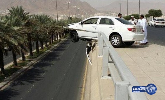 نجاة قائد سيارة من سقوط مروع من أعلى مرتفع بالمدنية