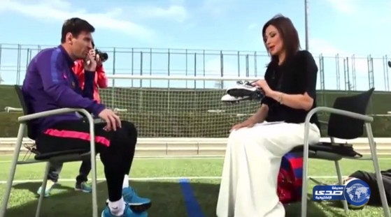 بالفيديو.. ميسي يتبرع بحذائه الخاص لصالح فقراء مصر… شاهد فرحة المذيعة