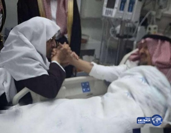 طلال بن عبدالعزيز يقبل يد شقيقه الأمير عبدالرحمن خلال زيارته له بالمستشفى