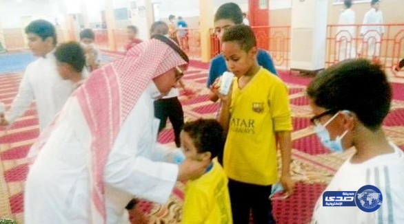 قائد مدرسة بجدة يشتري 800 كمامة ويوزعها على الطلاب حرصاً على سلامتهم