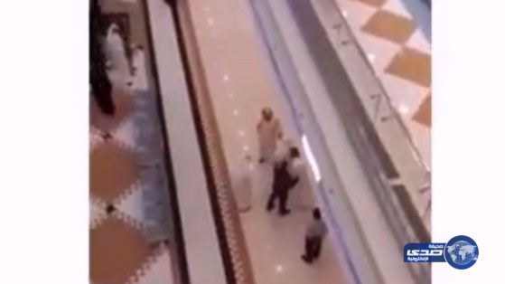بالفيديو.. «مضاربة» بين شخصين في مركز تجاري بالكويت