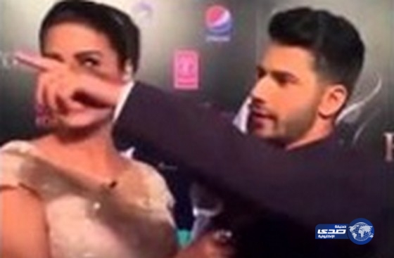 بالفيديو.. ممثل هندي يفاجئ مذيعة مصرية بقبلة على الهواء!