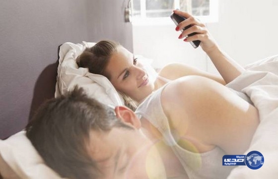 زرع كاميرا في غرفة نومه وإكتشف أن زوجته تخونه مع شخص غير متوقع!