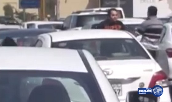 بالفيديو.. سائق تاكسي بالكويت يعتدي على رجل بالشارع!