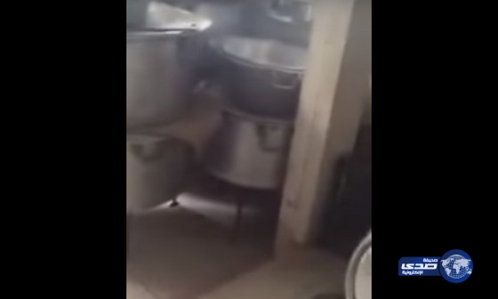 بالفيديو.. عمالة تحوّل ورشة سيارات بمكة إلى مكان لتأمين ولائم المناسبات