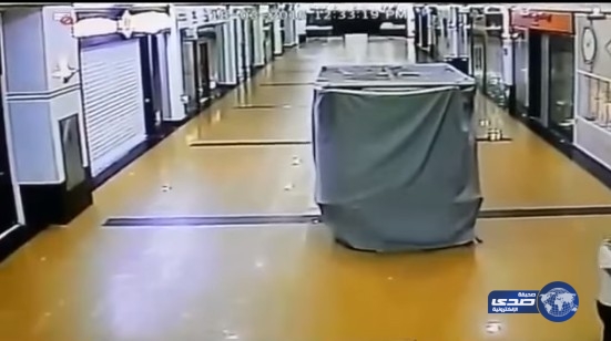 بالفيديو.. فتاتان تسرقان (كشك) في مجمع تجاري