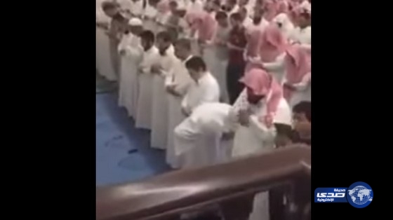 بالفيديو.. خروج «جن» من جسد أحد المصلين