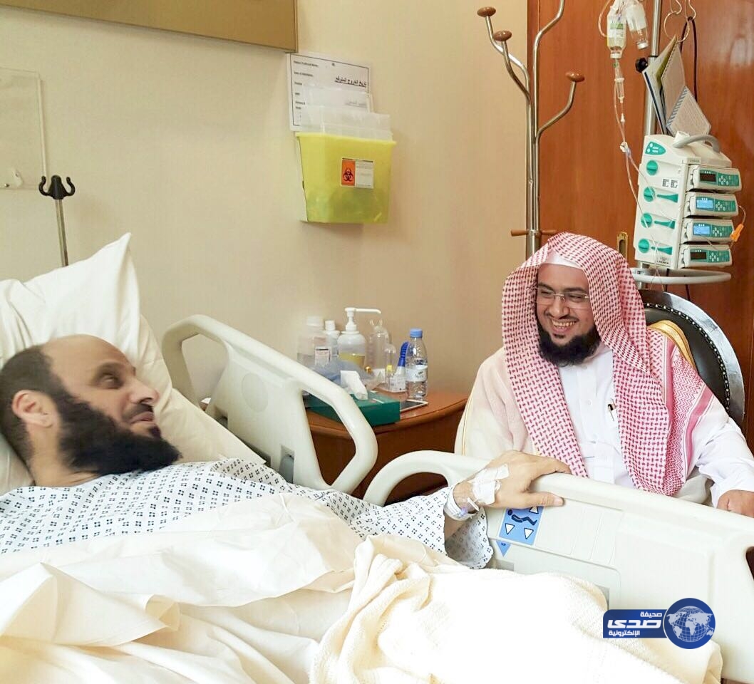 “بن فحاس” يطمئن على صحة الشيخ القرني