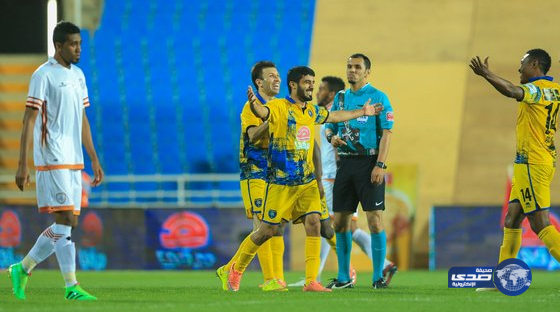 لاعبو التعاون يستلمون مكافآت الفوز على الشباب