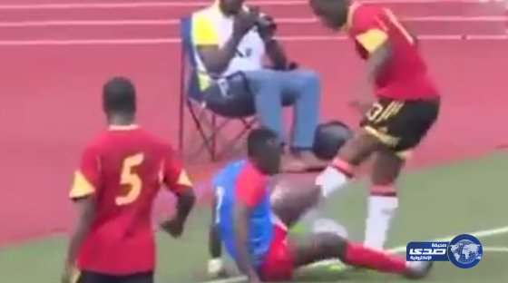 بالفيديو .. لاعب يضرب مهاجم الفريق المنافس في منطقة حساسة