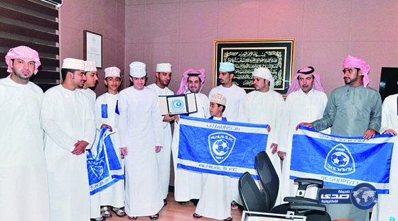 مغردون عمانيون يحتفون بالهلال
