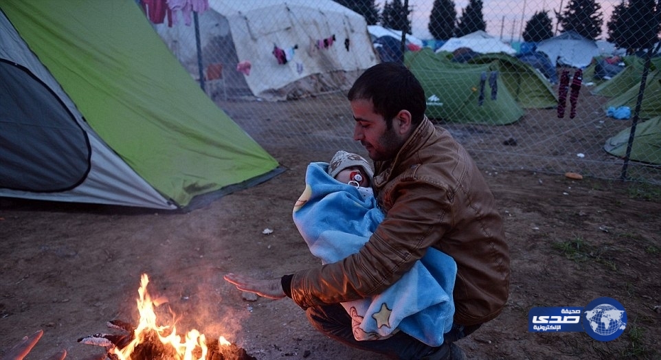 بالصور.. مأساة آلاف المهاجرين واللاجئين تتفاقم على الحدود اليونانية المقدونية