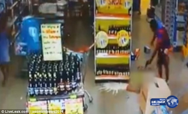 بالفيديو: تنفيذ جريمة قتل بدم بارد وفي وضح النهار داخل سوبر ماركت