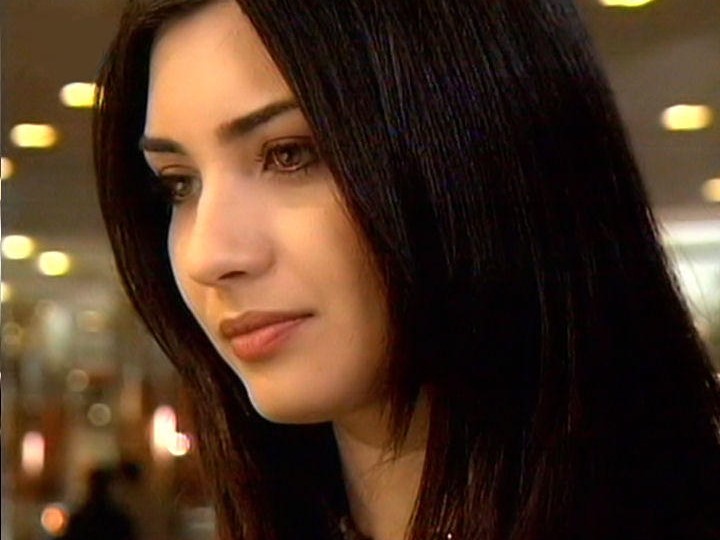 الممثلة التركية “لميس” تظهر عارية على غلاف أحد المجلات