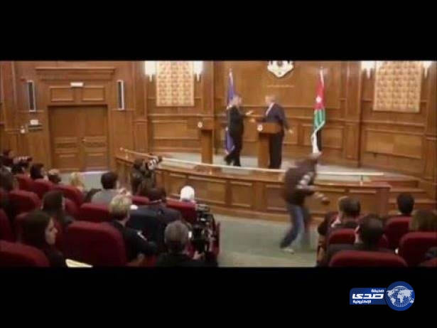 بالفيديو: وزير خارجية الأردن يمتنع من معانقة فيديريكا موغريني