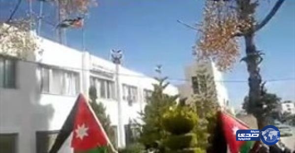 بالفيديو.. موظف أردني يهتف للملك ثم يقفز من الطابق الثالث
