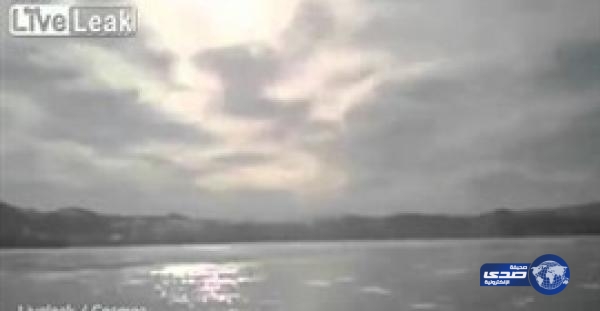 بالفيديو.. لحظة غرق سيارة عائلة في بحيرة متجمدة