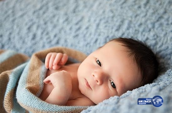 البحث عن سيدة تركت رضيعاً أمام مركز بعمان ولاذت بالفرار