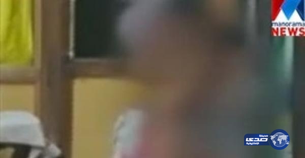 بالفيديو.. معلم يجرد طالبين من ملابسهما لعدم إنهاء الواجبات المدرسية