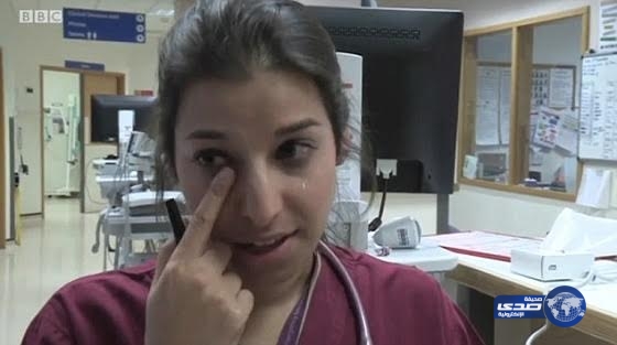 طبيبة بريطانية تنهار باكية لعجزها عن مساعدة والدها المريض بسبب ضغوط العمل