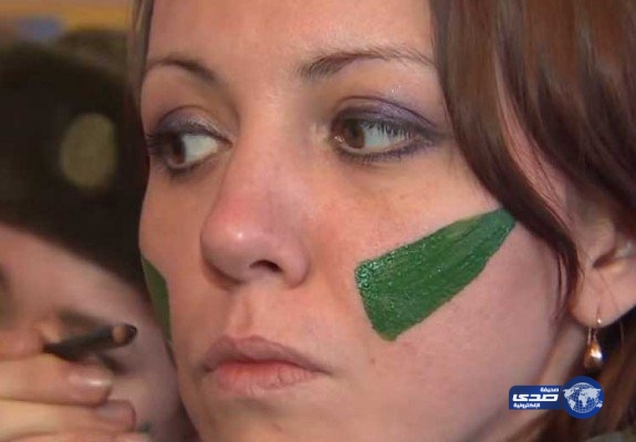 بالفيديو..فقط فى روسيا..مسابقة بين أجمل المجندات على مهارة “المكياج بالزى العسكرى”