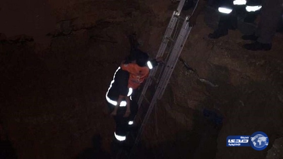 بالصور : “مدني حفر الباطن” ينقذ طفلاً سقط في “بركة تحت الإنشاء”
